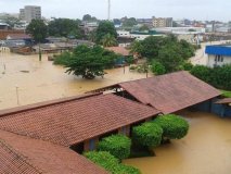 Chuva de mais de 12h alaga ruas e causa estragos em Ji-Paraná