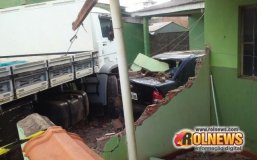 Caminhão invade duas residências no Centro de Rolim de Moura