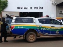 Em Rondônia, homem é preso com 50 periquitos escondidos em porta-malas