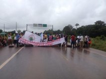 Atingidos por usina hidrelétrica de Samuel fecham BR-364 em Rondônia