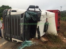 Carreta carregada com boi tomba na BR-421 próximo a Monte Negro