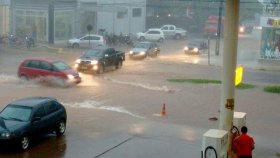 Chuva deixa vários pontos alagados em Cacoal