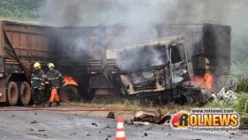 Grave acidente na BR-364 deixa caminhão em chamas e uma pessoa morta