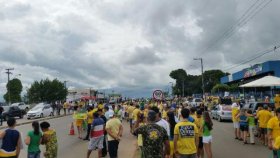 Ji-Paranaenses vão às ruas protestar contra o governo