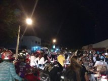Manifestantes protestam contra apoio de Acir a Dilma, em Ji-Paraná