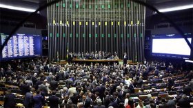 24% abrem mão de falar para abreviar sessão do impeachment, diz líder