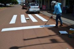 Comtran revitaliza pintura de faixas de pedestres em Rolim de Moura