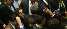 Deputado Jean Wyllys cospe em Jair Bolsonaro