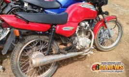 PM encontra moto furtada abandonada ao lado de uma igreja, em Cacoal