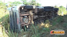 Carreta carregada de carne tomba na BR-364 em Cacoal
