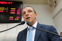 Deputado Lazinho faz leitura do relatório da CPI do Boi em Plenário