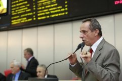 Deputado Lazinho pede cedência de prédio de escola