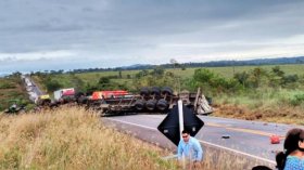 BR-364: Choque entre carreta e fiat uno deixa um morto e ferido