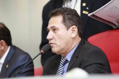 Maurão indica recuperação de asfalto urbano em Alto Alegre dos Parecis