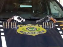Jovens são presos transportando armas dentro de ônibus em Alvorada