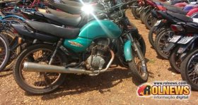 Adolescente é detido pilotando motocicleta com placa adulterada