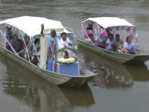 Imagem de Nossa Senhora Aparecida chega de barco para procissão em RO