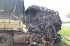Duas carretas ficam destruídas em colisão na BR-364