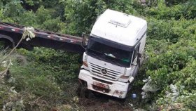Jaru: carreta perde o controle ao frear em radar e cai na ribanceira