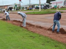 Presos do semiaberto limpam ruas e jardins de Cacoal