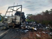 Dois acidentes quase simultâneos bloqueiam BR-364 por várias horas