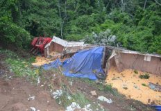 Carreta carregada com soja tomba na BR-364 em Jaru