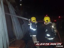 Casa de madeira é atingida por fogo no Centenário em Rolim