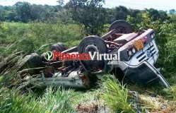 Caminhão-tanque carregado com diesel tomba na BR-364 em Pimenta Bueno