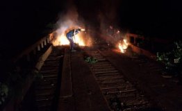 Ponte é incendiada na BR-429, Zona Rural de São Miguel do Guaporé