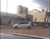 Vídeo: Mulher enfurecida atropela homem em Porto Velho