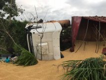 Carreta com soja tomba e BR-364 fica interditada em Presidente Médici