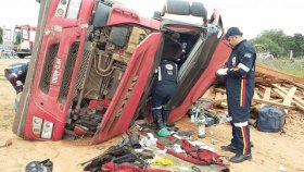 Motorista sofre mal súbito e caminhão tomba na BR-364