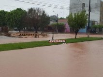 Rolim: Igarapé  transborda e deixa rua Rio Madeira alagada