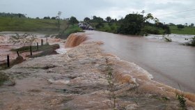 Água deixa trecho da RO-010 intransitável, próximo a Nova Brasilândia