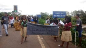 Índios fecham BR-364 em protesto contra saúde
