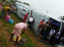 Ônibus cheio de passageiros tomba na BR-364