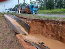 Cratera às margens da BR-364 pode destruir a via em Vilhena; na capital, obras...
