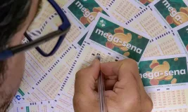 Mega-Sena acumula e próximo prêmio deve pagar R$ 53 milhões