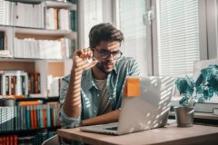 Descubra como se especializar sem precisar sair de casa