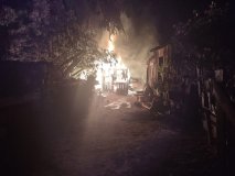 Casa de madeira fica destruída pelo fogo no Beira Rio, em Rolim de Moura