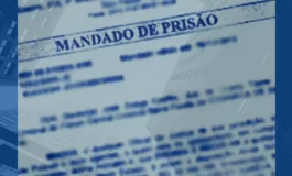 Homem detido por desacato e perturbação, insulta policiais, fica nu e urina...