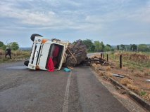 Motorista erra a marcha e caminhão tomba na RO 48, em São Miguel do Guaporé