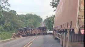 Acidente envolvendo duas carretas faz composição de uma delas tombar em...