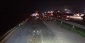 Colisão entre automóvel e carreta causa princípio de incêndio na BR-364, na...