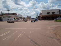 Mulher é socorrida após colisão em carro no centro de Rolim de Moura