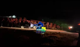 Carreta tomba no Anel Viário de Ji-Paraná