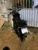 Motociclista morre após colidir com portão em Ji-Paraná; fio de telefone...