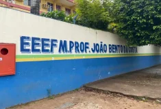 Diretores são exonerados após denúncia de cobrança por atividades em escola...