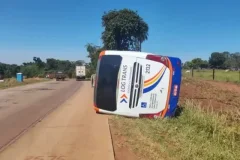 Ônibus com 32 pessoas tomba na BR-364, em MT; veja vídeo