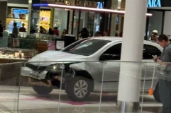 Carro desgovernado invade shopping em Goiânia
